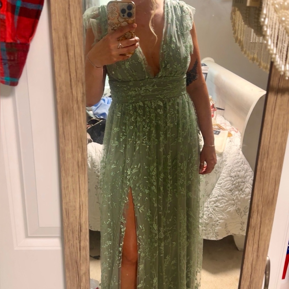 Arlene Shimmer Gown

Elegant Sage Green Embroidered Maxi Dress Plunging V-Neck